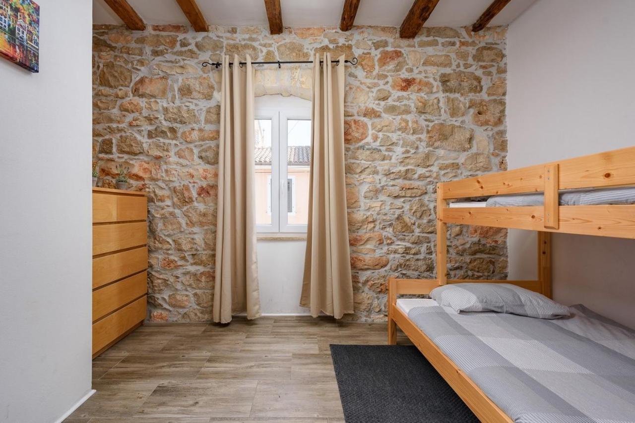 Center House With Apartments Umag Exterior foto