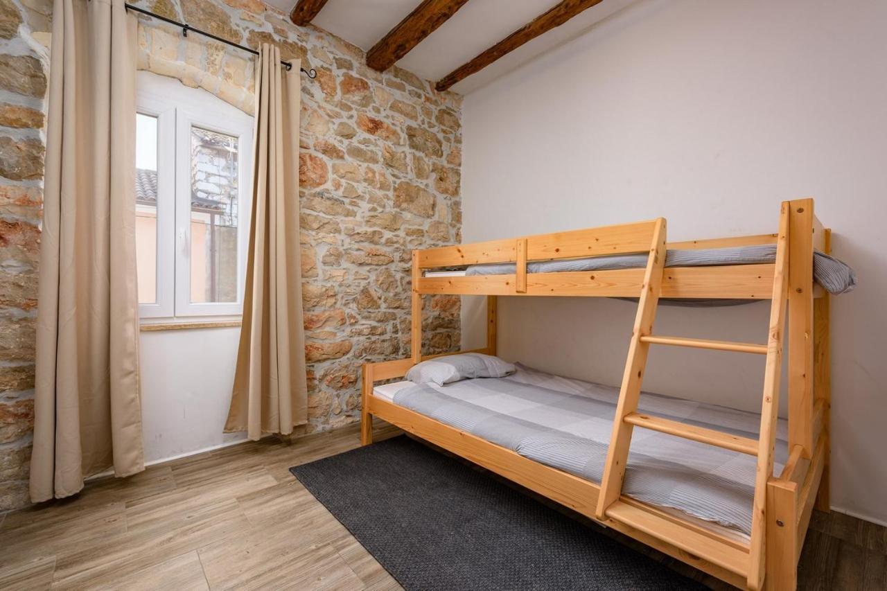 Center House With Apartments Umag Exterior foto