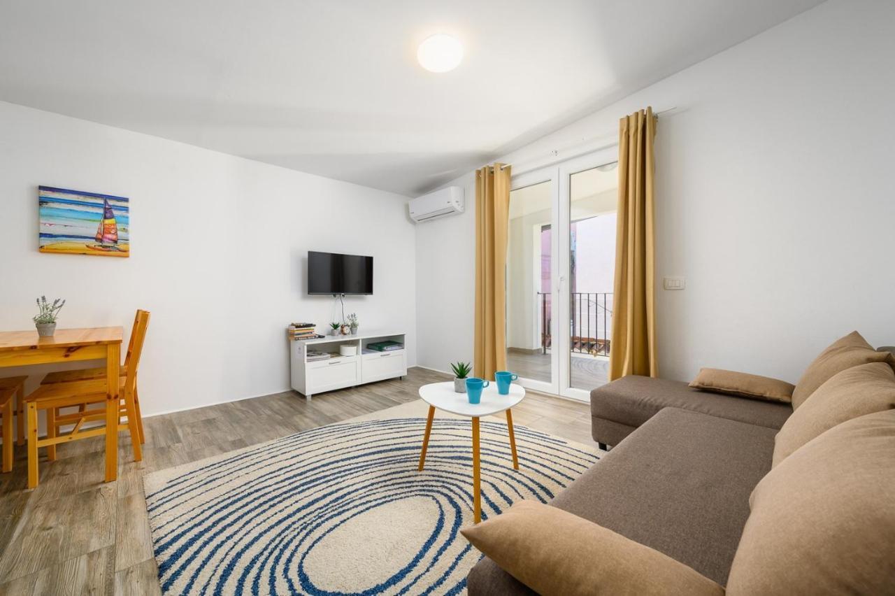 Center House With Apartments Umag Exterior foto