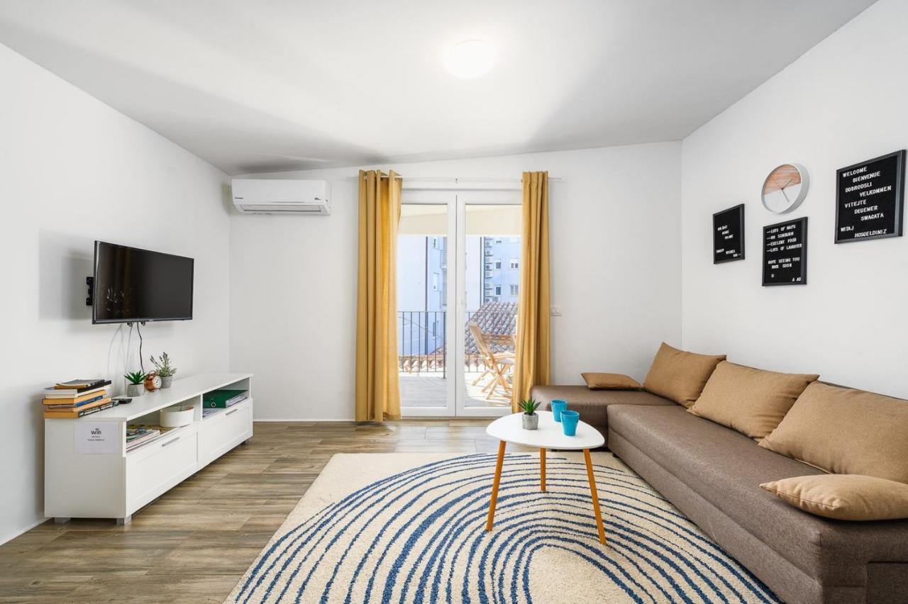 Center House With Apartments Umag Exterior foto