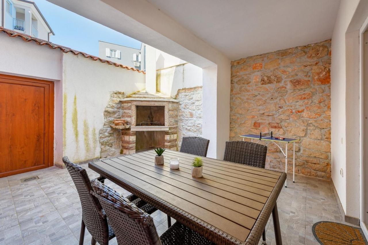 Center House With Apartments Umag Exterior foto