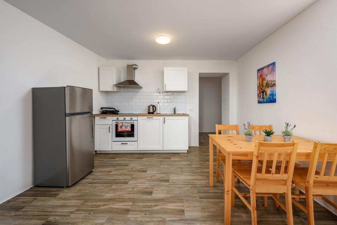 Center House With Apartments Umag Exterior foto