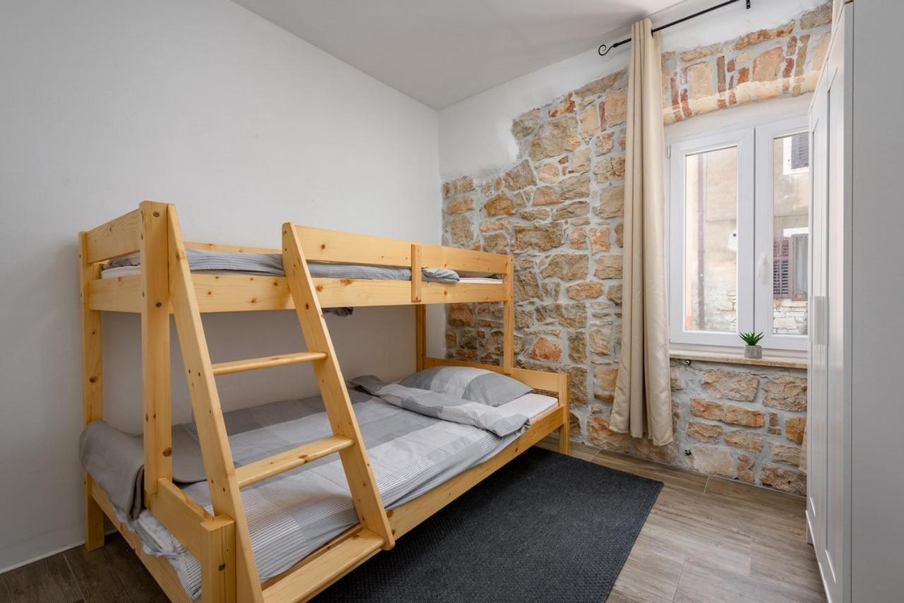 Center House With Apartments Umag Exterior foto