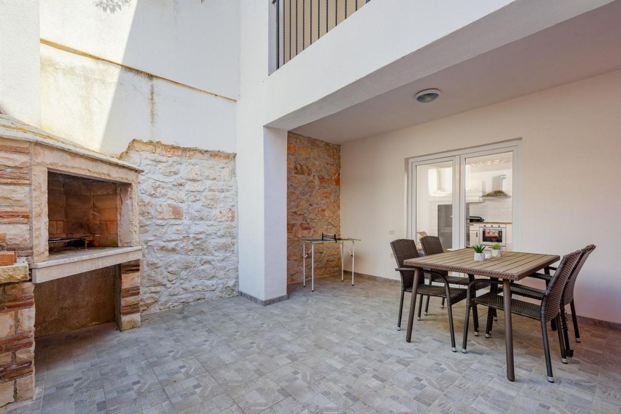 Center House With Apartments Umag Exterior foto